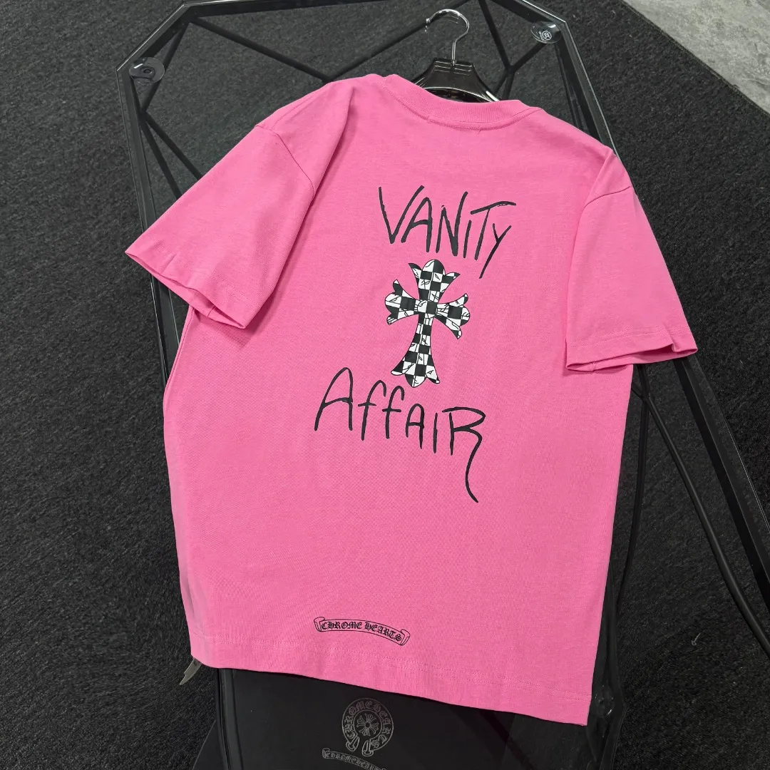 P170 Chrome Hearts Chrome Hearts 25 high version. The fabric is made of 300 grams of high-density cotton. It does not deform or shrink. It has three labels. It is the same style for men and women. Technology: digital printing. Color: white, black, pink. SIZE: S-XL